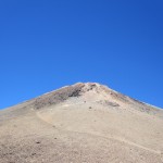 Знаменитый вулкан Тейде, кстати живой. Из жерла идет легкий дымок