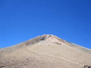Знаменитый вулкан Тейде, кстати живой. Из жерла идет легкий дымок